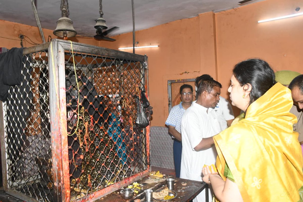 dmdeoria's tweet image. आज गरुलपार न्यू कॉलोनी, देवरिया स्थित श्री शनि सिधेश्वर नाथ शिव मंदिर में आयोजित श्री रामकथा कार्यक्रम में सहभागिता की गई।
@UPGovt @CMOfficeUP @ChiefSecyUP @InfoDeptUP