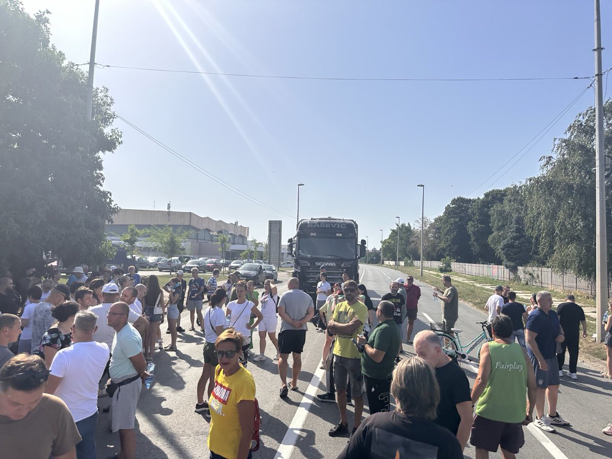 n_zelenovic's tweet image. Nastavljamo blokadu u 20h ispred biblioteke!