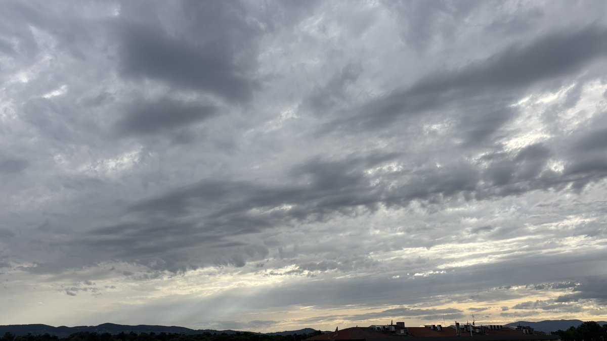 easyfirenze's tweet image. ç°è²ã ãã©ã綺éºãªç©º
