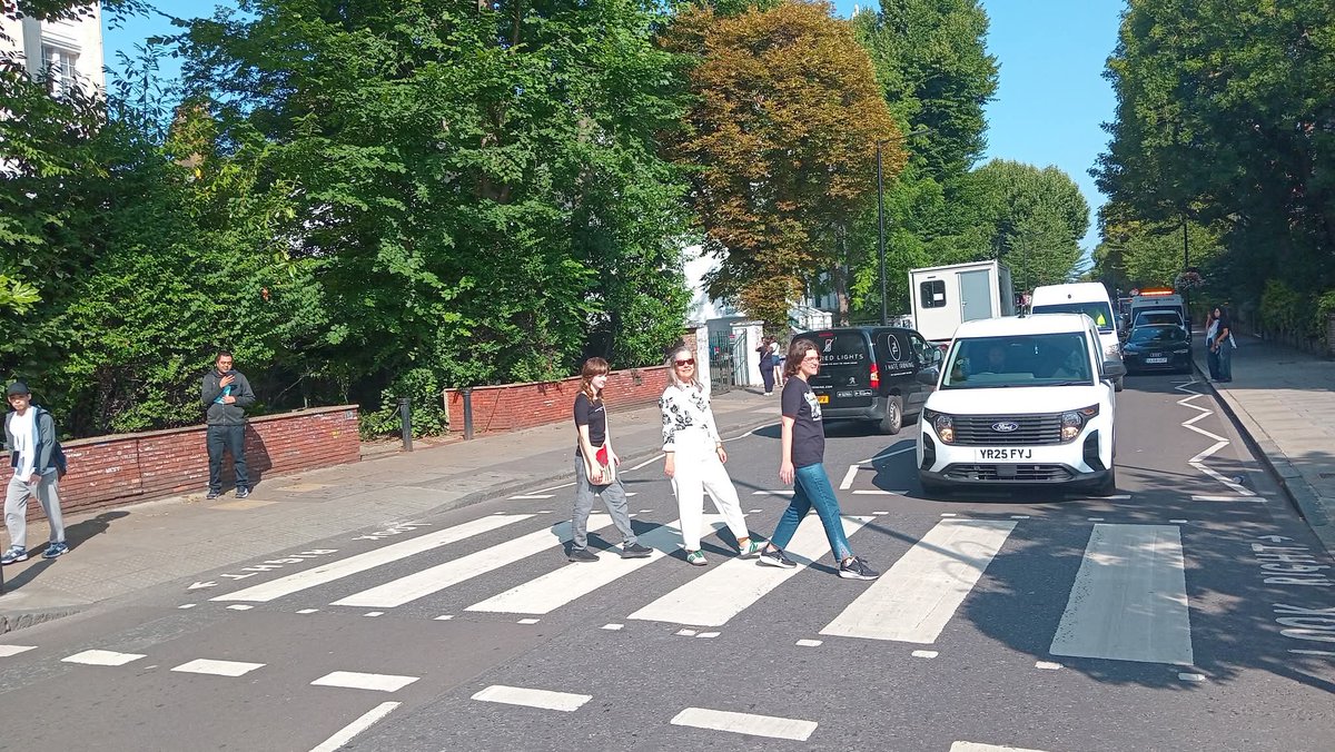 labotx95's tweet photo. Atravessei a Abbey Road e conheci a casa do Paul em Londres https://t.co/ekBGXsOaeK