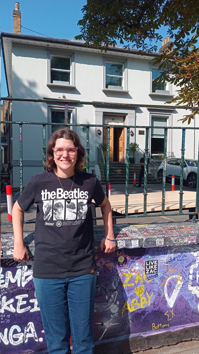 labotx95's tweet photo. Atravessei a Abbey Road e conheci a casa do Paul em Londres https://t.co/ekBGXsOaeK