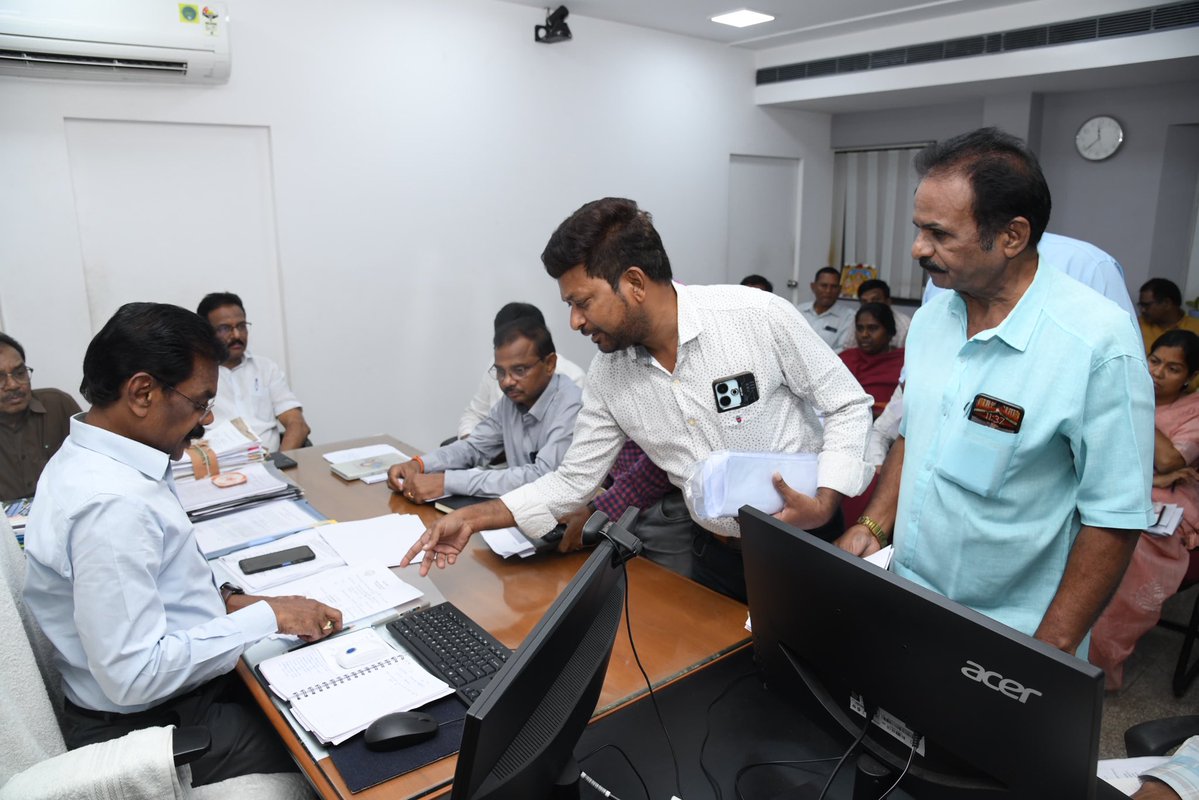 మహా విశాఖపట్నం నగరపాలక సంస్థ ప్రతి శుక్రవారం నిర్వహిస్తున్న టౌన్ ప్లానింగ్ ఓపెన్ ఫోరమ్ కి సంబంధించి 08 వినతులు వచ్చాయని జీవీఎంసీ చీఫ్ సిటీ ప్లానరు శ్రీ ఎ.ప్రభాకారరావు గారు తెలిపారు. శుక్రవారం జీవీఎంసీ ప్రధాన కార్యాలయంలో ఆయన చాంబర్ లో నందు సిపి లు, డీసీపీలు, ఏసీపీలుతో కలిసి