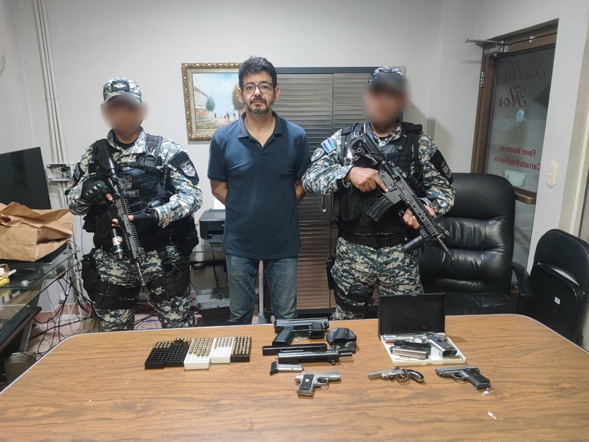 FGR_SV's tweet image. #Allanamiento | En las últimas horas, la @FGR_SV junto a la @PNCSV, lograron la captura de Mauricio Ernesto Guadrón Valle, luego de un registro en su vivienda en el que se encontraron varias armas de fuego con abuntantes municiones.
Las autoridades encontraron al imputado en su…