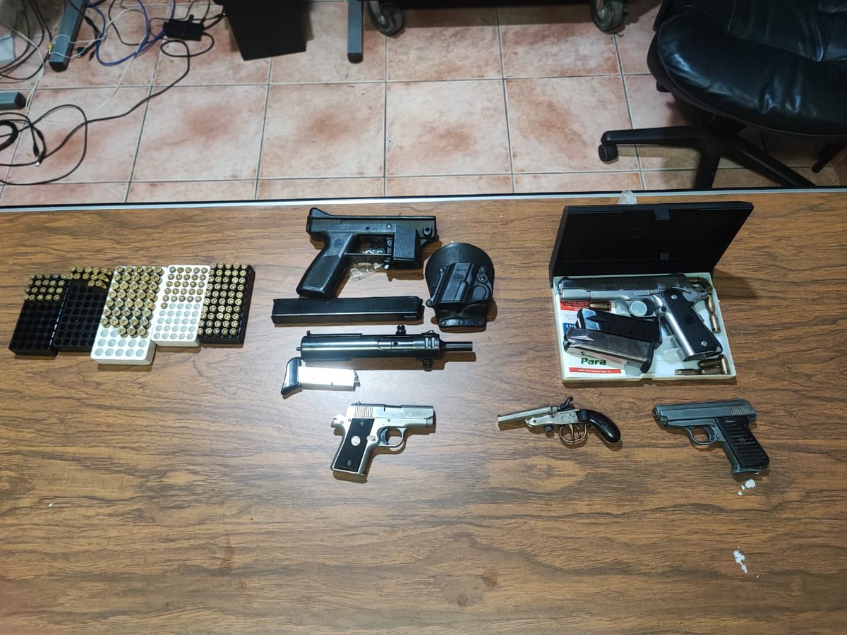 FGR_SV's tweet image. #Allanamiento | En las últimas horas, la @FGR_SV junto a la @PNCSV, lograron la captura de Mauricio Ernesto Guadrón Valle, luego de un registro en su vivienda en el que se encontraron varias armas de fuego con abuntantes municiones.
Las autoridades encontraron al imputado en su…