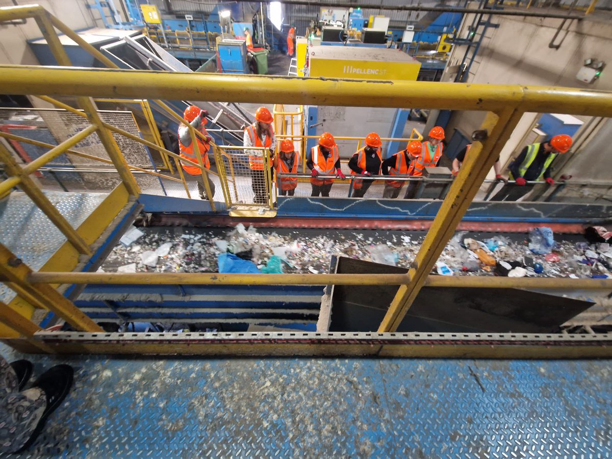 This is just 3 days of waste from North London <a href="/connectNLWA/">North London Waste Authority</a>. <a href="/hackneycouncil/">Hackney Council</a> cllrs visited <a href="/Biffa/">Biffa</a> today.  

We need to: 
📦 Reduce our waste (stop shopping online delivery for stuff that comes in huge cardboard boxes) 
♻️ Then put the right stuff in the recycling bin.