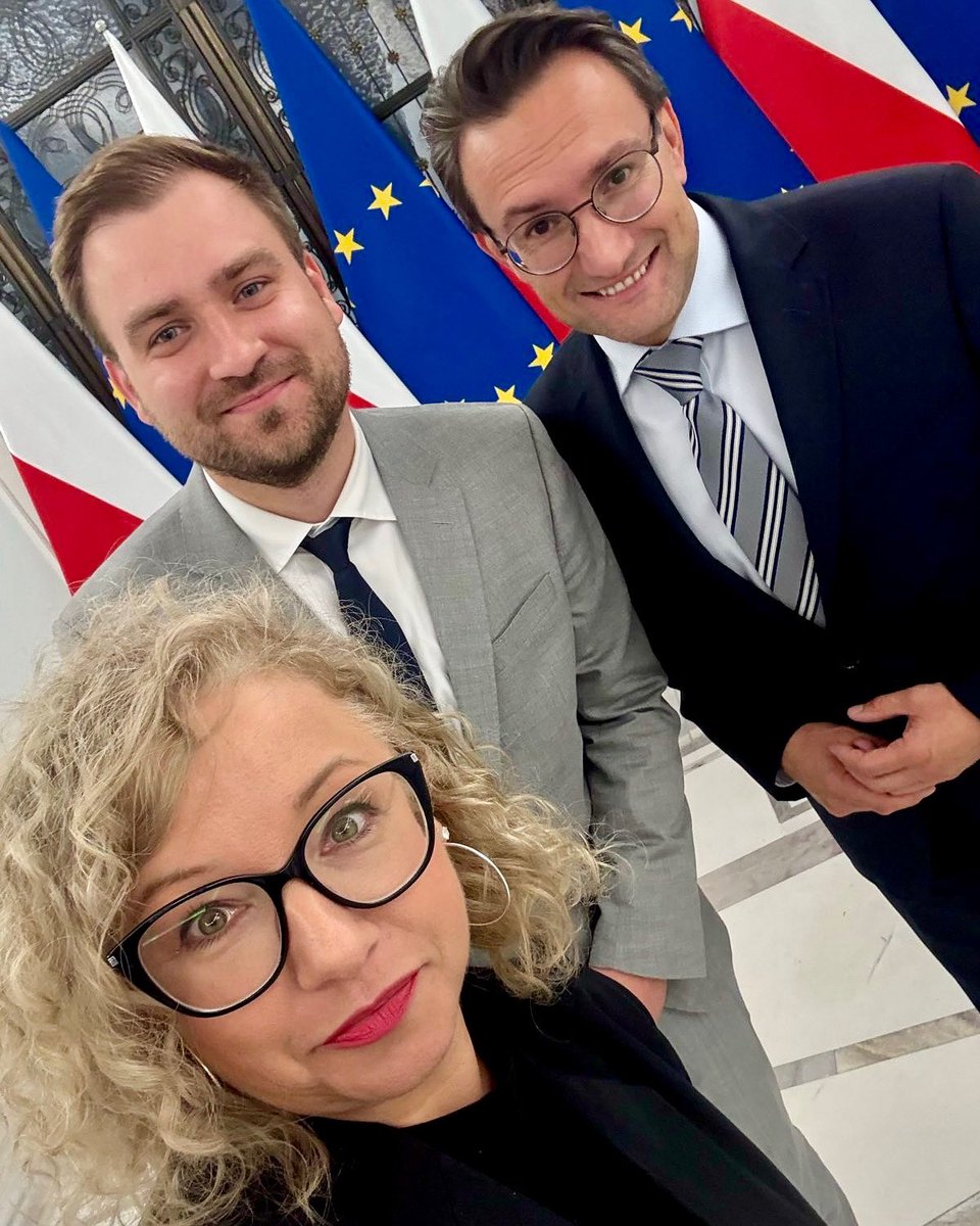 KotulaKat's tweet image. Sejm uchwalił ustawę mieszkaniową @__lewica ! 🏘️
Dzięki niej ruszy aż 925 projektów mieszkaniowych w 328 samorządach! To także 4,5 mld zł na budowę i modernizację akademików.
Ograniczyliśmy też wykup mieszkań — teraz będzie to możliwe dopiero po 25 latach.
To potężne…