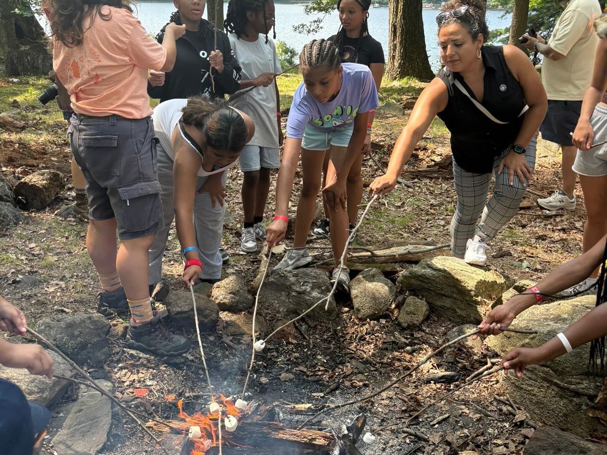 senfernandez34's tweet image. Camp Junior is all about fresh air, new friends, and Bronx pride 🌲🔥
We stopped by to join the fun—field games, s’mores, and a whole lot of joy in honor of Lesandro “Junior” Guzman-Feliz.
A beautiful day with our future leaders! #CampJunior #BronxKids