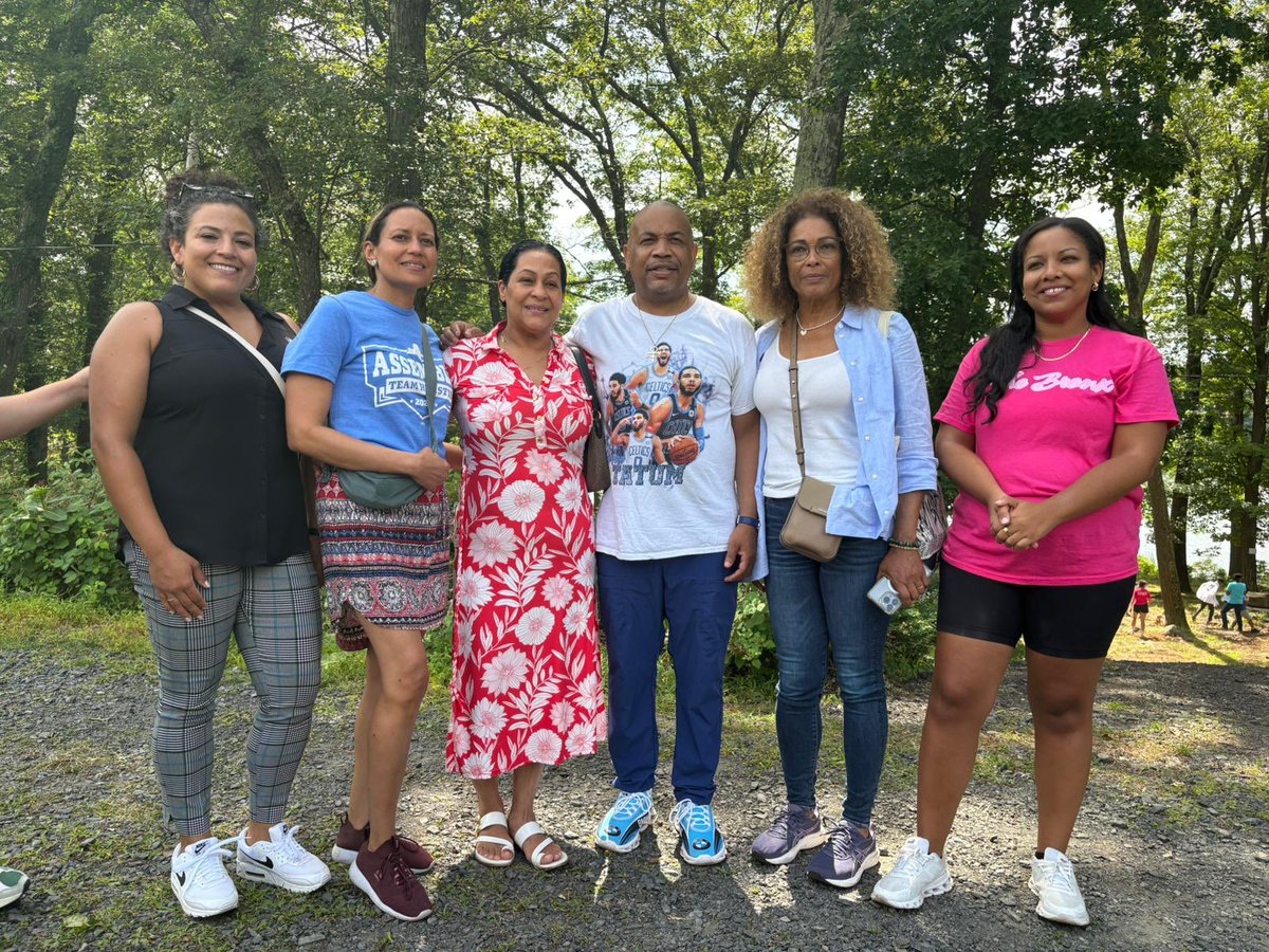 senfernandez34's tweet image. Camp Junior is all about fresh air, new friends, and Bronx pride 🌲🔥
We stopped by to join the fun—field games, s’mores, and a whole lot of joy in honor of Lesandro “Junior” Guzman-Feliz.
A beautiful day with our future leaders! #CampJunior #BronxKids