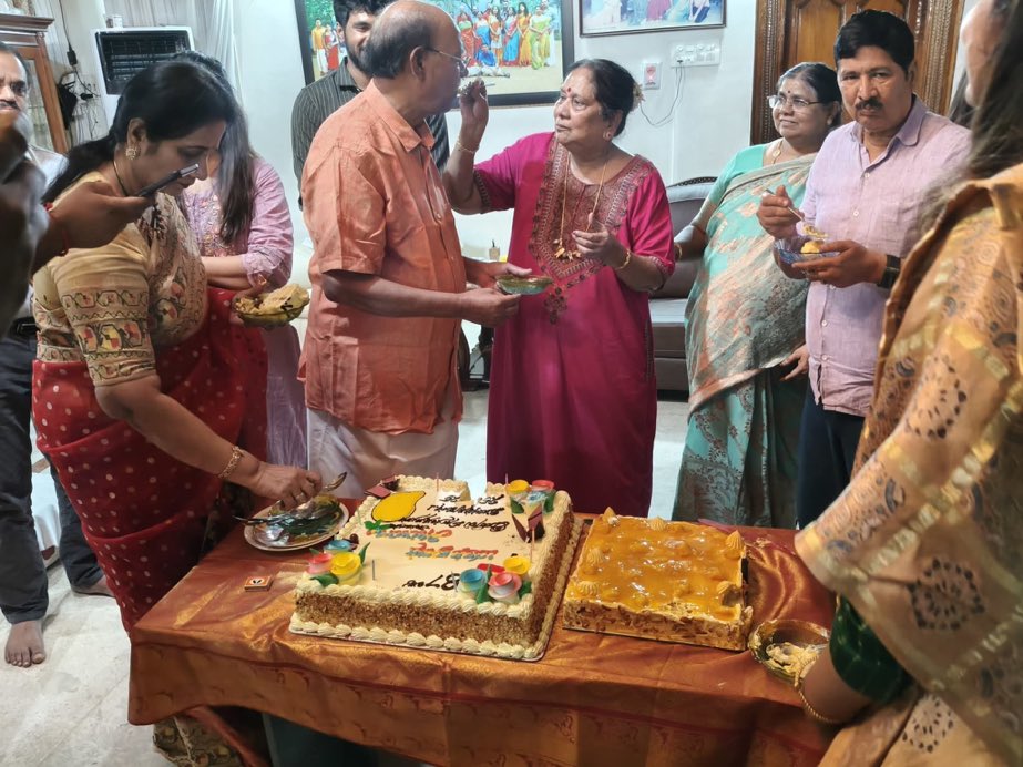 DrPrabhaOffical's tweet photo. தனது பிறந்தநாளை தனது துணைவியாருடன் எளிமையாக கொண்டாடினார் மருத்துவர் அய்யா  🥹🥹

#DrAyya87
#இனமானக்காவலர்87 https://t.co/7ZrspO1aHC