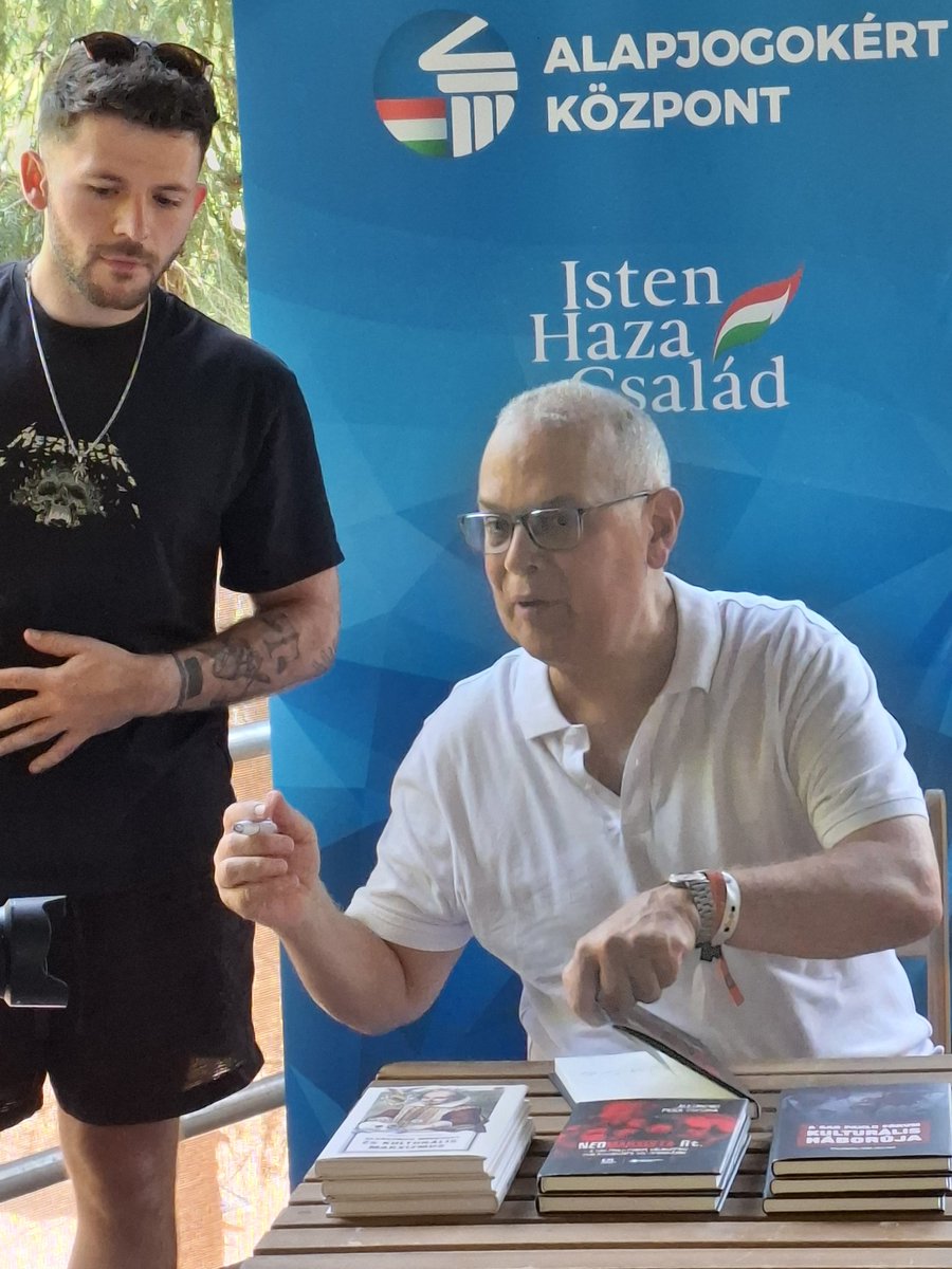 PenaEsclusa's tweet image. Grateful to @alapjogokert and @El_Centro_DF for organizing the signing of the Hungarian edition of my books at the Tusványos festival in Romania.