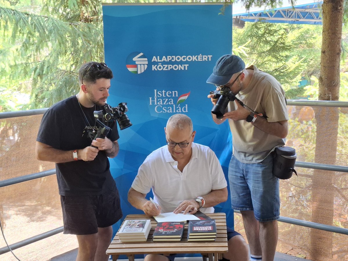 PenaEsclusa's tweet image. Grateful to @alapjogokert and @El_Centro_DF for organizing the signing of the Hungarian edition of my books at the Tusványos festival in Romania.
