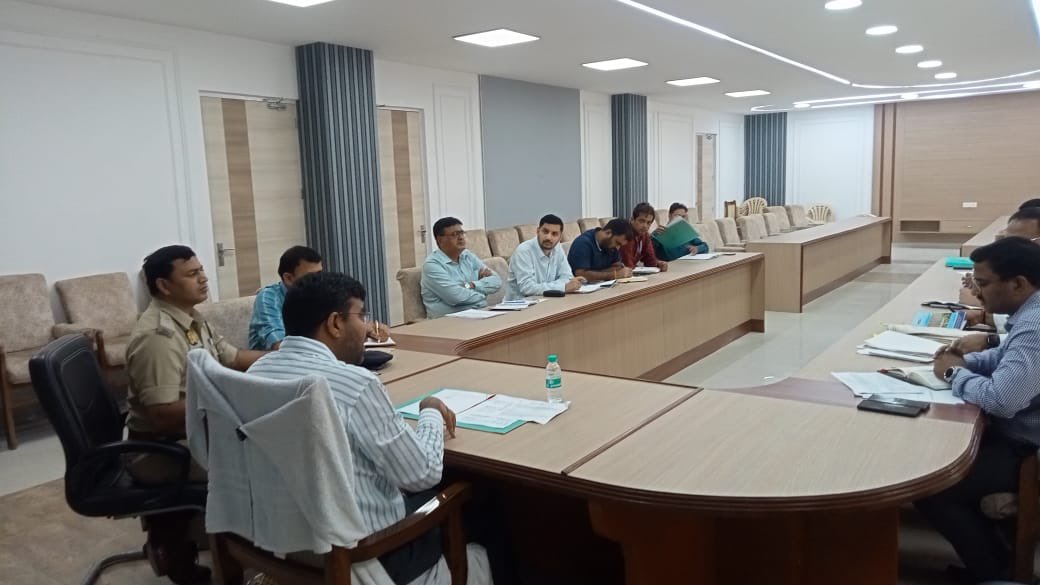 दिनांक 14-07-2025 को संपन्न जिला स्तरीय उद्योग बंधु बैठक में लिए गए निर्णय के क्रम में तथा साउथ साइड जीटी रोड औद्योगिक क्षेत्र में किये गये स्थलीय निरीक्षणोपरांत संदर्भित प्रकरणों के त्वरित निस्तारण हेतु आज महात्मा गांधी सभागार कलेक्ट्रेट में संबंधित अधिकारियों के साथ बैठक की गई।