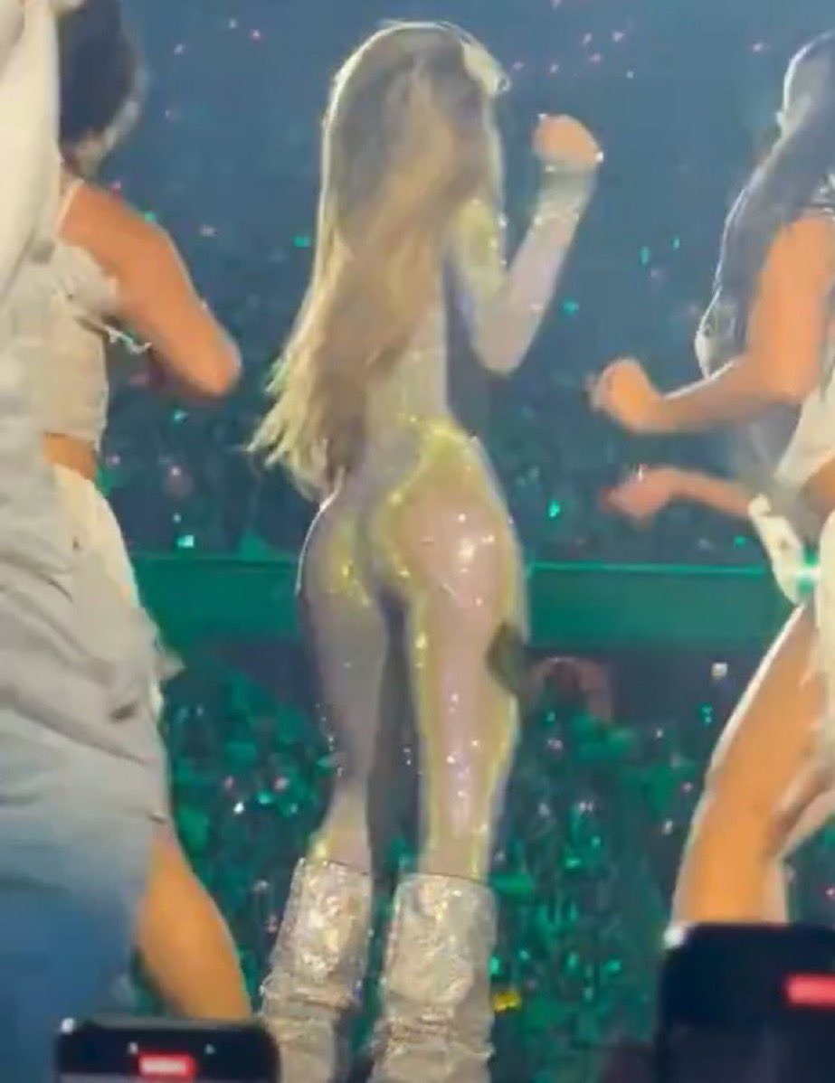 junvnar's tweet image. جسم ليسا هذي الفترة مسوي ضجة اكثر من تور بلاكبينك كلها، الكل قاعد يتكلم عن جماله حتى الي ما يحبها