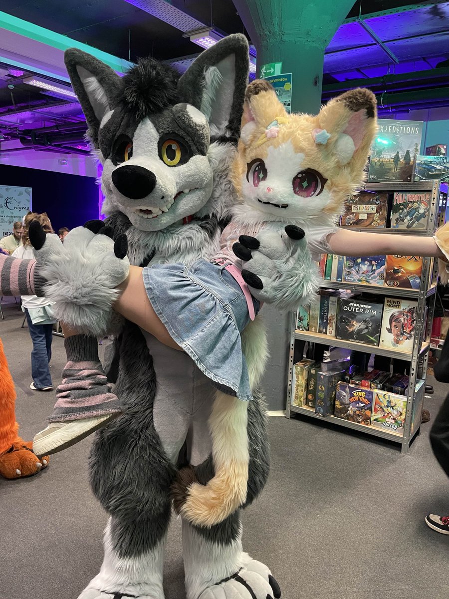 Friday is here. Werewolf uppies are available. 🙌 🐺 
#FursuitFriday #Furries #Furry