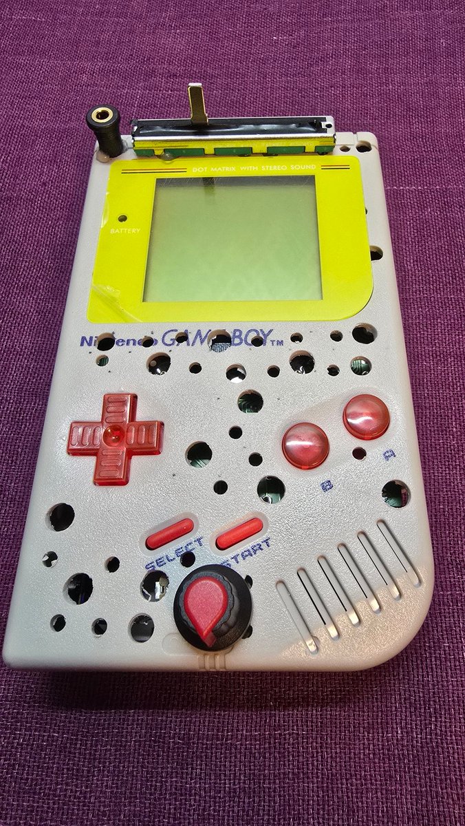kiyo_c55's tweet image. 集合体ゲームボーイにサーキットベンディングしてプロサウンド化、画面調整フェダー搭載　
#サーキットベンディング
#circuitbending
#ゲームボーイ
#Trypophobic GameBoy
 #madboy