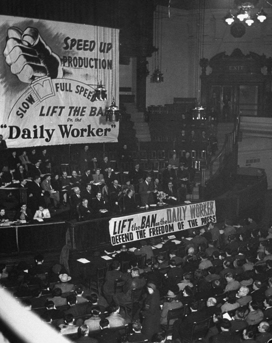 Acnorthall's tweet photo. Rally in the Westminster Central Hall, London, organised by the Communist Party to gain support for the campaign to lift the ban on the Daily Worker newspaper. 1942.
#DailyWorker #MorningStar @M_Star_Online #Rally #Westminster #CentralHall #Ban #CommunistParty @CPBritain #Party https://t.co/4SVFoLZyTx