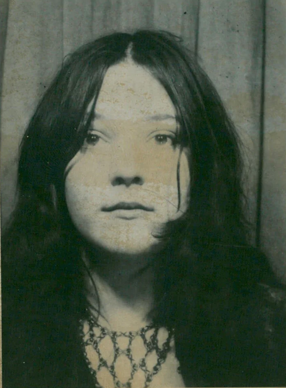 Care2much18's tweet image. Irritating that some police forces in England can't be bothered to use good photos in appeals for information on cold case murders.
Hardly likely to jog memories using garbage photos.
Using the grainy photo (1st) of Amala is inexcusable, given they possess the original (2nd).