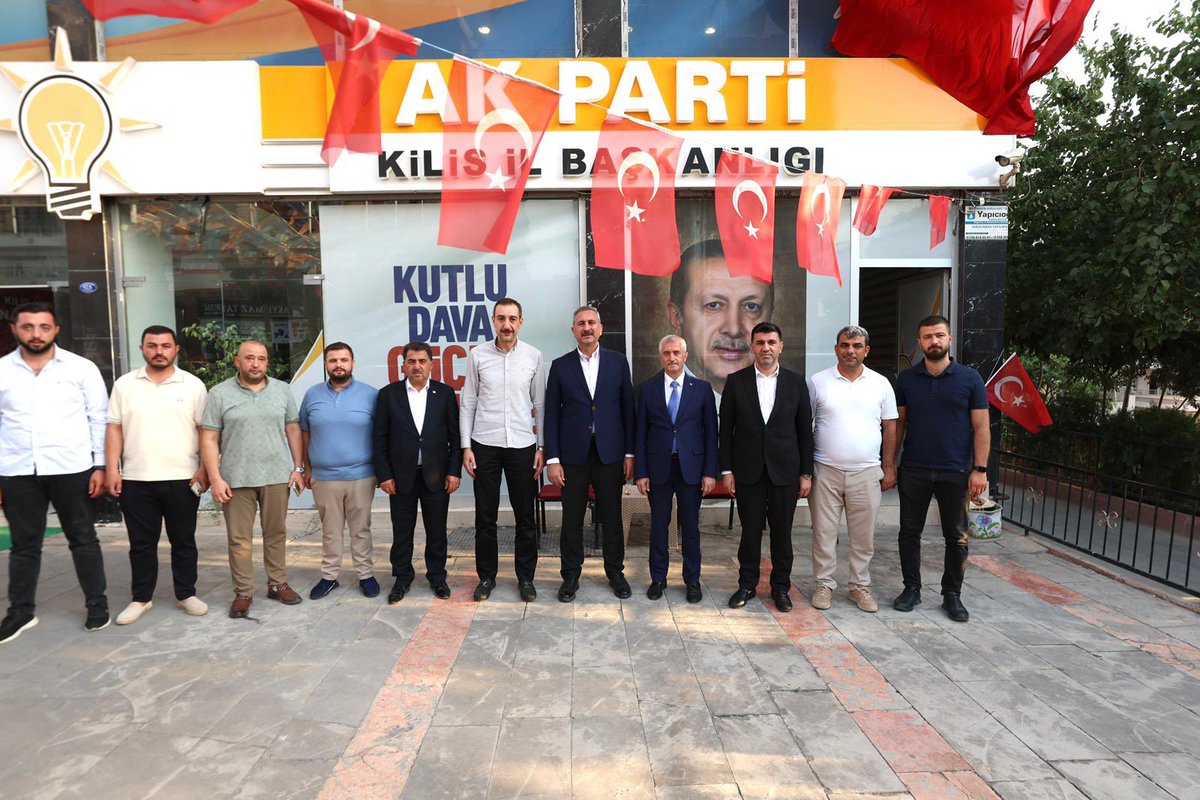 Mehmet Tahmazoğlu 🇹🇷 (@mtahmazoglu) on Twitter photo AK Parti Grup Başkan Vekilimiz Sn. <a href="/abdulhamitgul/">Abdulhamit Gül</a> ile birlikte Kilis İl Başkanımız <a href="/akserhanbaskan/">Serhan Diyarbakırlı</a>’ı ziyaret ettik.
Nazik ev sahipliği ve samimi misafirperverliği için Başkanımıza teşekkür ediyorum.
#Şahinbey #Gaziantep AK Parti Grup Başkan Vekilimiz Sn. <a href="/abdulhamitgul/">Abdulhamit Gül</a> ile birlikte Kilis İl Başkanımız <a href="/akserhanbaskan/">Serhan Diyarbakırlı</a>’ı ziyaret ettik.
Nazik ev sahipliği ve samimi misafirperverliği için Başkanımıza teşekkür ediyorum.
#Şahinbey #Gaziantep