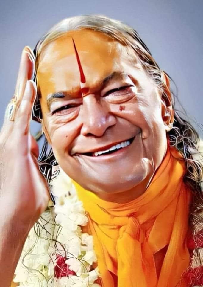 AskAnilMaurya's tweet image. साधक को चार बातें अवश्य जाननी चाहिए :-
1. अपना स्वरूप : मैं ईश्वर का अंश हूँ, देहादि नहीं हूँ।
2. ध्येय का स्वरूप : मेरे इष्टदेव
( श्री राधा कृष्ण ) सच्चिदानन्दस्वरूप हैं।
3. साधन का फल : इष्टदेव के प्रति आत्यंतिक अनुराग ही साधन का प्रधान फल है।
4. साधन का विघ्न : इष्टदेव के…
