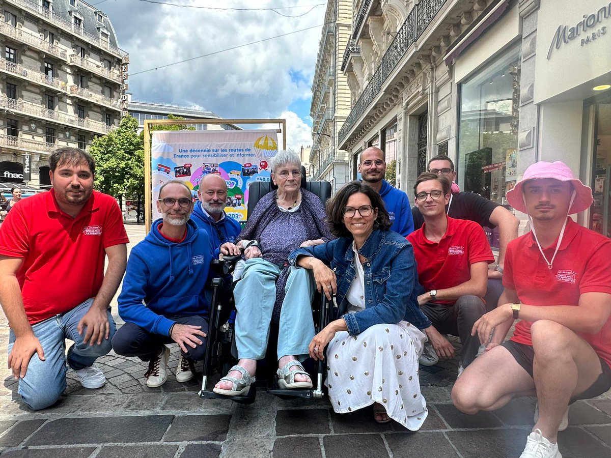 Belle étape grenobloise #ADMDTour !
Vous êtes venus nombreux vous informer sur la fin de vie et les directives anticipées.
🙏 Merci à Claudette Marchand pour son combat pour une aide active à mourir en France.
De beaux échanges chaleureux entre les générations