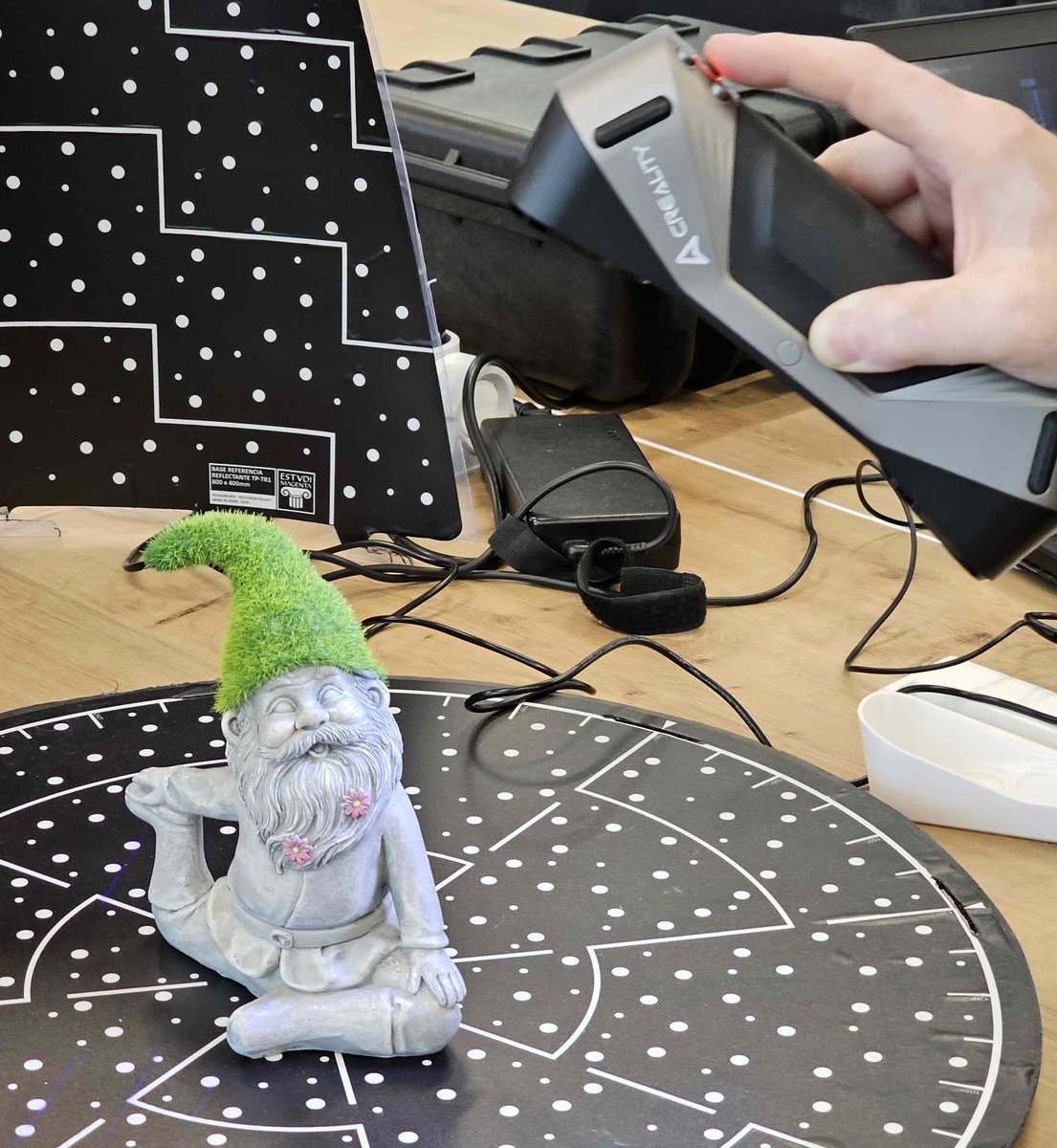framboise314's tweet image. Même en été, ça fabrique au @fablab_utopi !
Scan 3D @Creality3DSCAN  #RAPTOR (nain de jardin), gravure laser sur toile, Groot imprimé bois, réparation glacière, tests gravure sur vases, drones FPV, projet Tours médiévales, bateau RC 🚀#FabLab #DIY #Makers