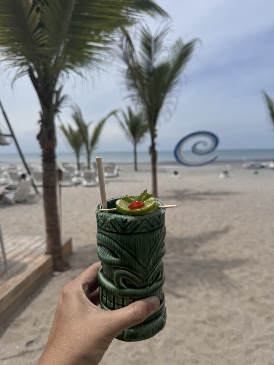 Le puse un GPS a mi corazón y me trajo a la playa y me recibió con un cocktail 🍹