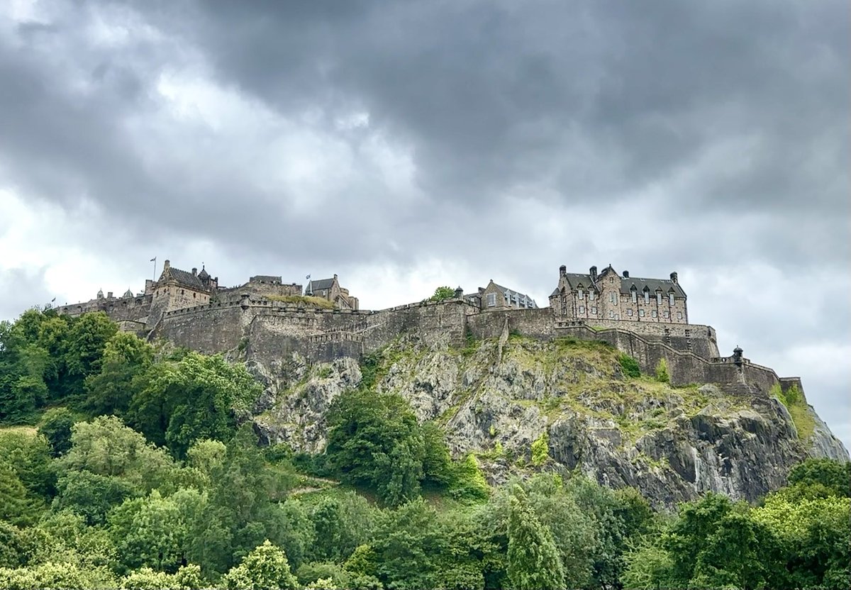 Moody skies over Edinburgh Castle. ⁦<a href="/StormHour/">#StormHour</a>⁩ ⁦<a href="/ThePhotoHour/">#ThePhotoHour</a>⁩ #Edinburgh #weather