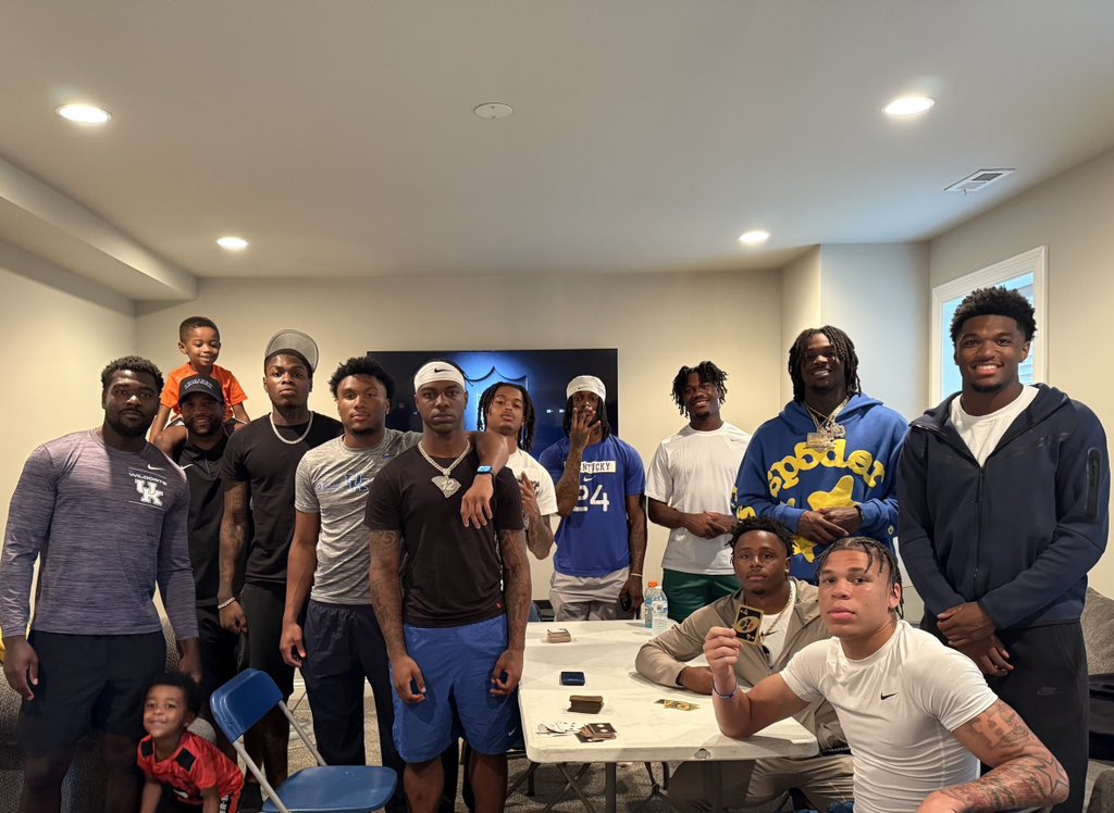 CoachC_Collins's tweet image. Great night with the guys to cap off a blue collar summer! Feeling blessed and thankful for this group of young men. Excited about their continued growth. Let’s get to work! #Takers