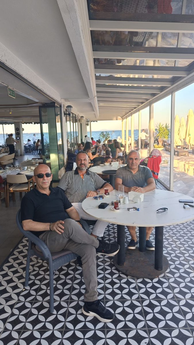 Yeşilköy'de eski ama eskimeyen dostlarla derin muhabbetler. Rabbim dostların eksikliğini vermesin.