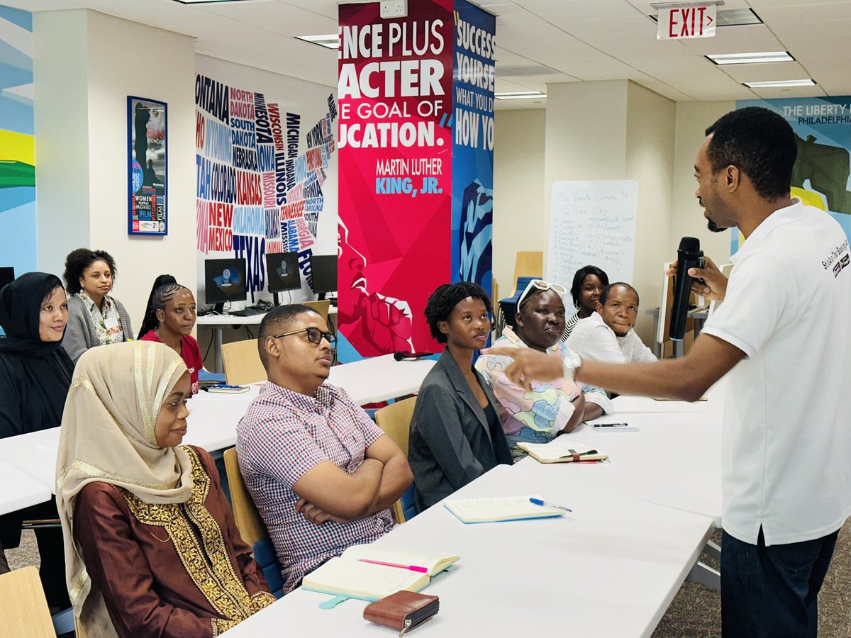 usembassytz's tweet image. Hivi karibuni, Musa Kalangahe, Mshiriki wa Mandela Washington Fellowship wa mwaka 2017 na Mkurugenzi wa Kampuni ya Junubia Host Co. Ltd (kampuni iliyoanzisha programu ya Shilu ANA ya kuweka teksi), aliongoza kikao chenye nguvu kuhusu kuboresha uendeshaji wa biashara ili kukuza…