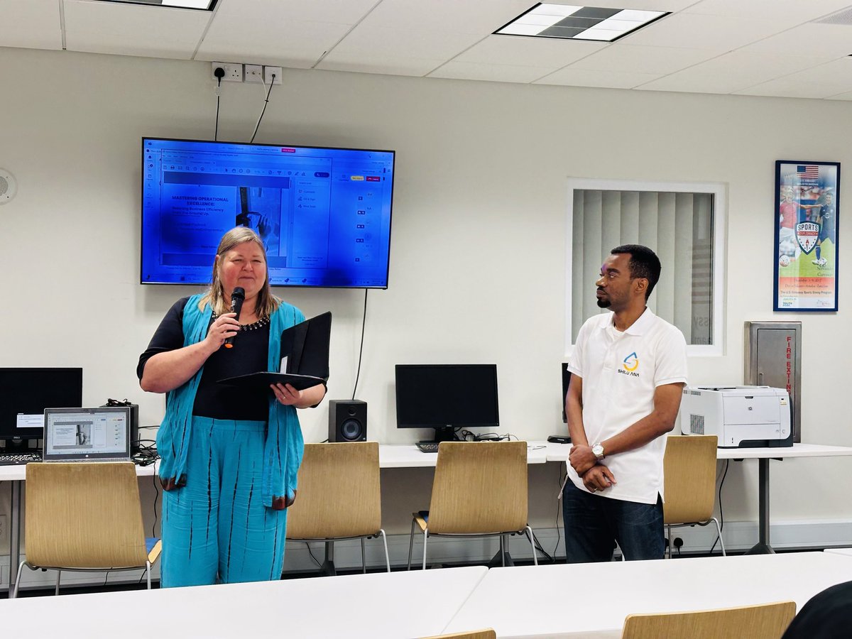 usembassytz's tweet image. Hivi karibuni, Musa Kalangahe, Mshiriki wa Mandela Washington Fellowship wa mwaka 2017 na Mkurugenzi wa Kampuni ya Junubia Host Co. Ltd (kampuni iliyoanzisha programu ya Shilu ANA ya kuweka teksi), aliongoza kikao chenye nguvu kuhusu kuboresha uendeshaji wa biashara ili kukuza…
