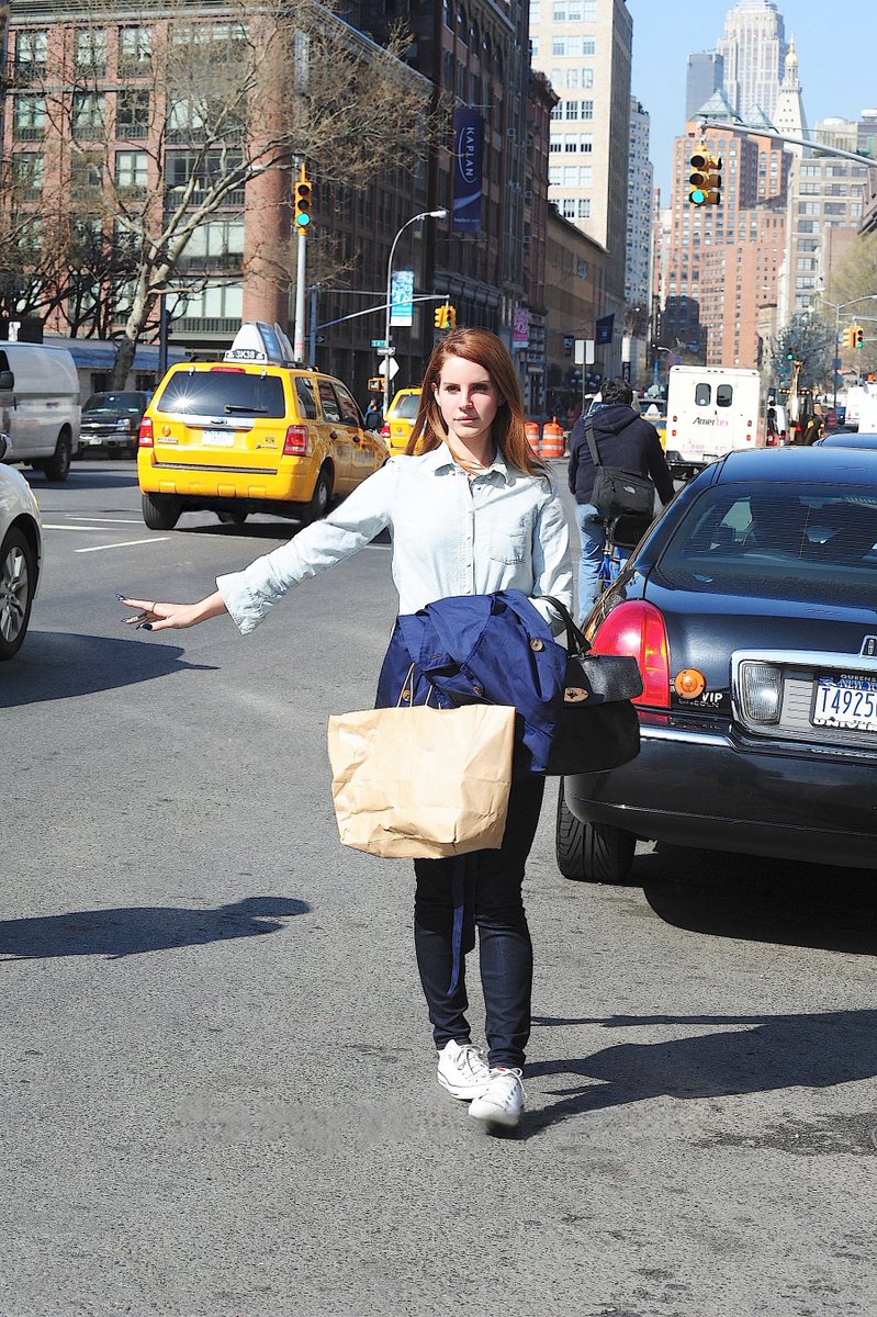 Ianacore's tweet image. lana del rey calling a taxi, new york (2012)