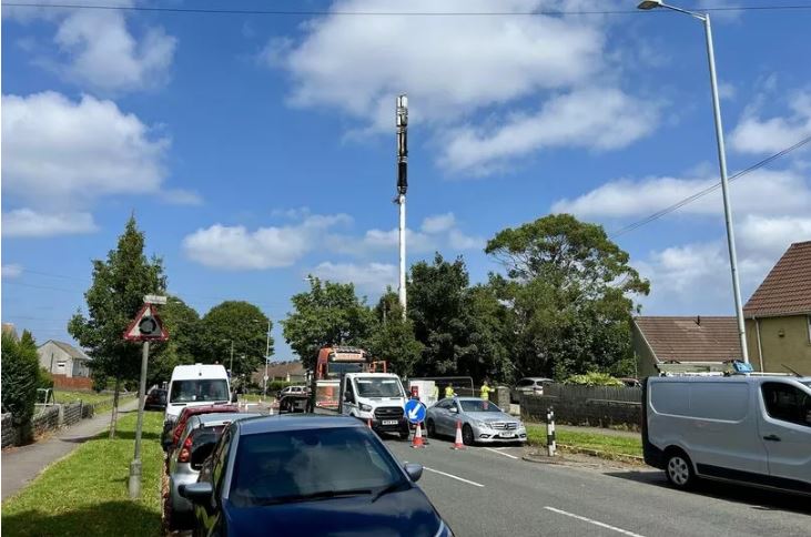 SwanseaOnline10's tweet image. Residents evacuated after communications mast bursts into flames - crnch.it/AhYO3zVX
