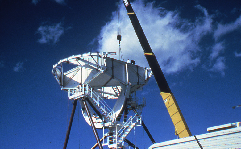 TheNRAO's tweet image. Radio #ImageoftheWeek 📡 Construction of the first NSF Very Long Baseline Array (NSF VLBA) antenna - Pie Town, NM - circa 1986.
See more VLBA photos from the Archives: nrao.edu/archives/colle…
📸 Credit: NSF/AUI/NSF NRAO
#Throwback #FlashbackFriday