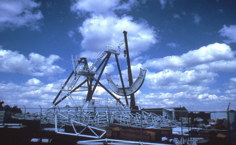 TheNRAO's tweet image. Radio #ImageoftheWeek 📡 Construction of the first NSF Very Long Baseline Array (NSF VLBA) antenna - Pie Town, NM - circa 1986.
See more VLBA photos from the Archives: nrao.edu/archives/colle…
📸 Credit: NSF/AUI/NSF NRAO
#Throwback #FlashbackFriday