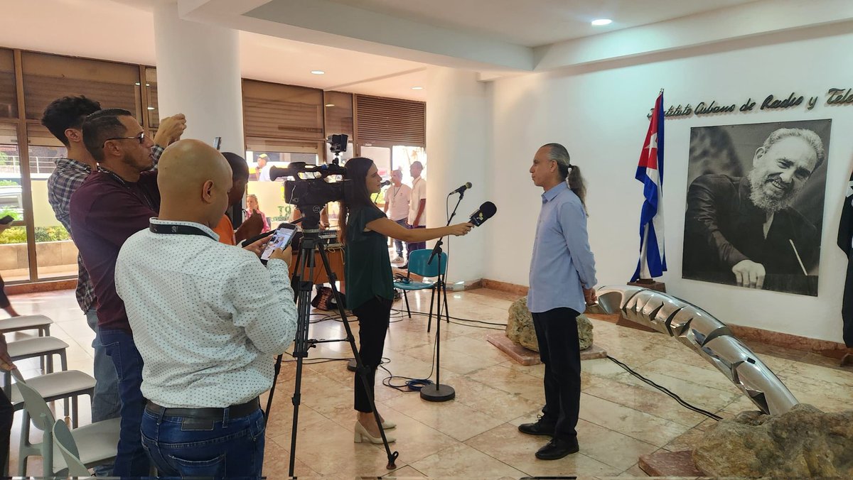 Equipo de <a href="/teleSURtv/">teleSUR TV</a>, desde nuestra sede de <a href="/radio_cubana/">Radio Cubana</a> 📻y <a href="/tv_cubana/">TV Cubana</a>📺 sigue celebrando su aniversario 20, como mejor lo saben hacer, reportando 👇🎥