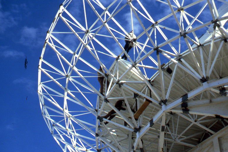 TheNRAO's tweet image. Radio #ImageoftheWeek 📡 Construction of the first NSF Very Long Baseline Array (NSF VLBA) antenna - Pie Town, NM - circa 1986.
See more VLBA photos from the Archives: nrao.edu/archives/colle…
📸 Credit: NSF/AUI/NSF NRAO
#Throwback #FlashbackFriday
