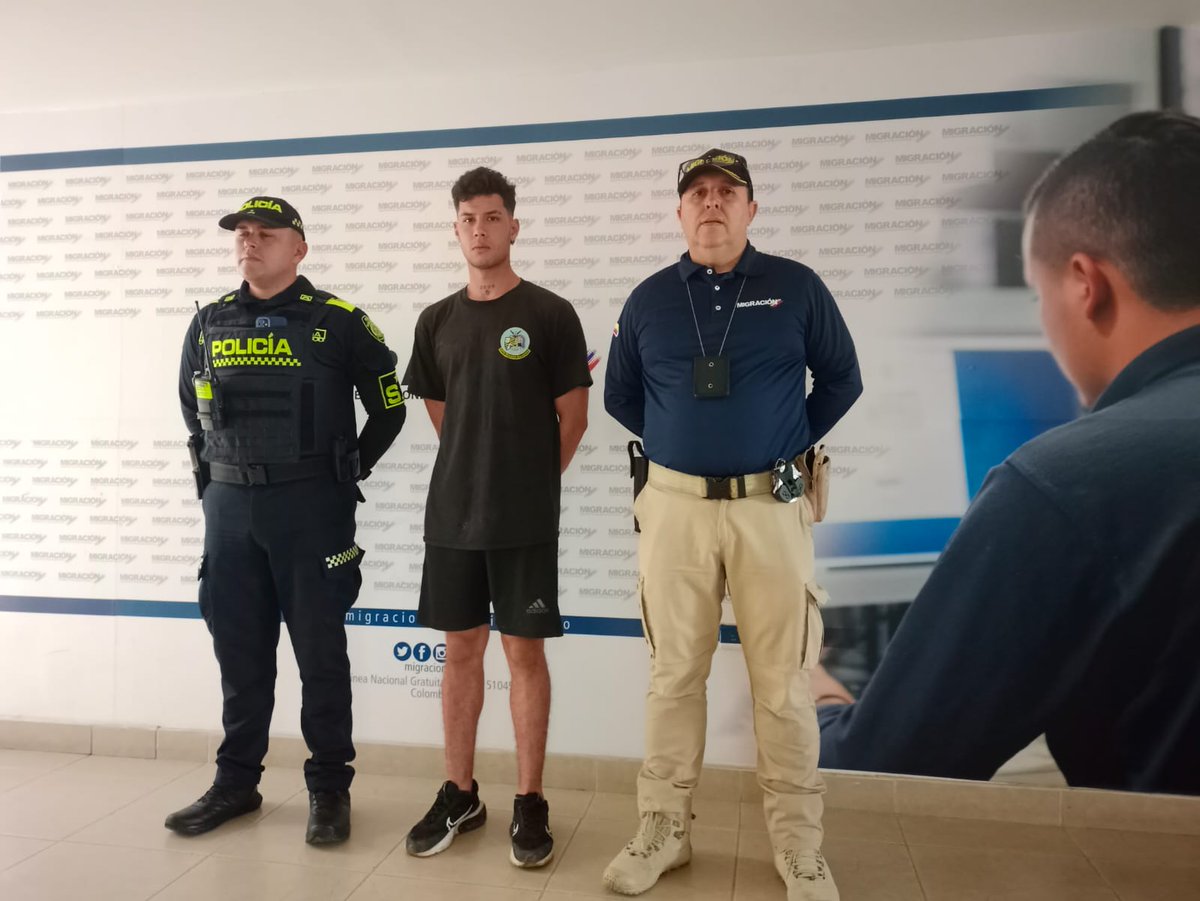 Jaime Andrés Beltrán (@soyjaimeandres) on Twitter photo Estos cuatro delincuentes extranjeros sumaban 45 anotaciones por diferentes delitos. Varios de ellos en otras partes de Colombia, pero llegaron a Bucaramanga y fueron capturados por nuestros constantes controles migratorios.
<a href="/MigracionCol/">Migración Colombia</a> hoy los expulsó a Venezuela. Estos cuatro delincuentes extranjeros sumaban 45 anotaciones por diferentes delitos. Varios de ellos en otras partes de Colombia, pero llegaron a Bucaramanga y fueron capturados por nuestros constantes controles migratorios.
<a href="/MigracionCol/">Migración Colombia</a> hoy los expulsó a Venezuela.