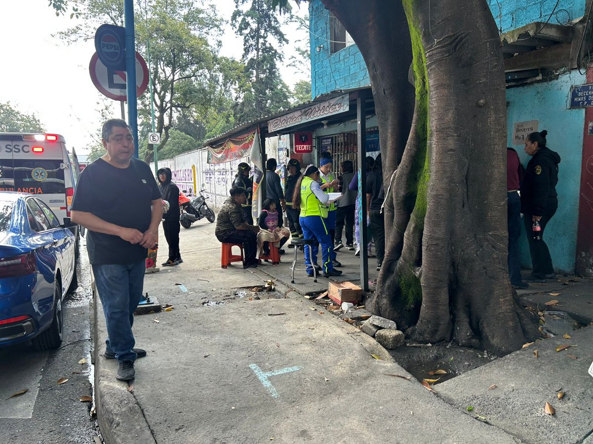 #ULTIMAHORA Servicios de emergencia atienden a tres personas que resultaron intoxicados por inhalación de gas al dejar abierta las hornillas de la estufa, en un domicilio de Río Becerra y Alta Tensión, Col Minas de Cristo <a href="/AlcaldiaAO/">Alcaldía Álvaro Obregón</a>