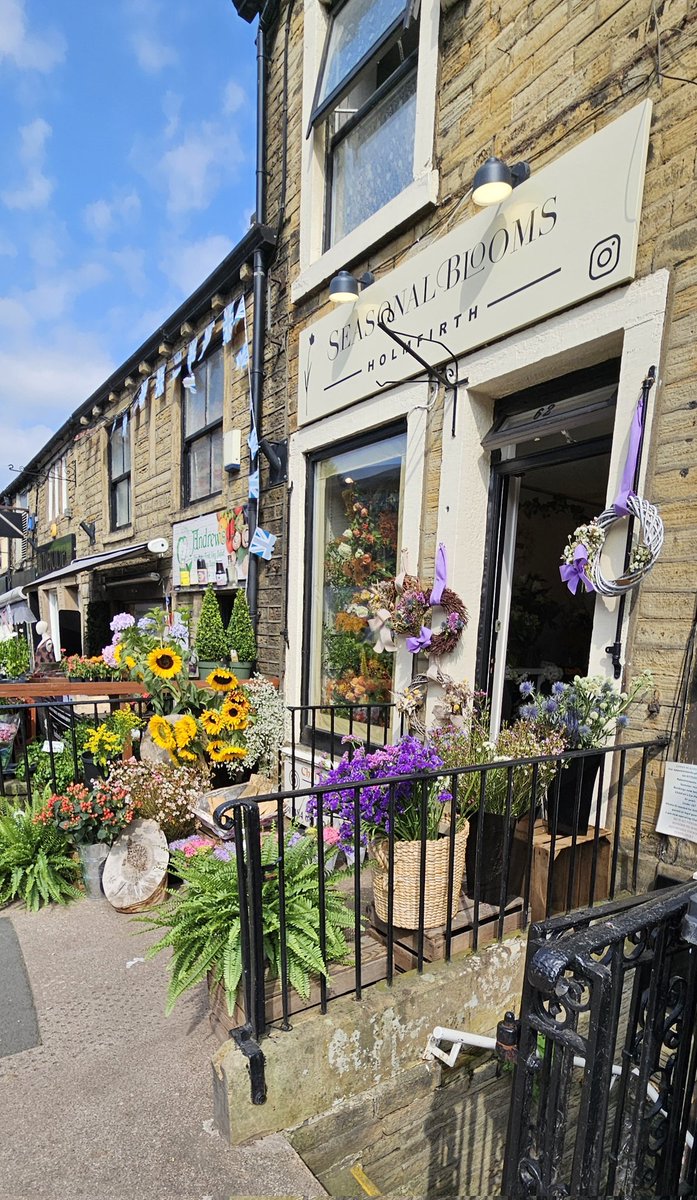 barbmilne's tweet image. Early evening, 'Seasonal Blooms', Huddersfield Road, #Holmfirth #WestYorkshire 🌻🌻🌻