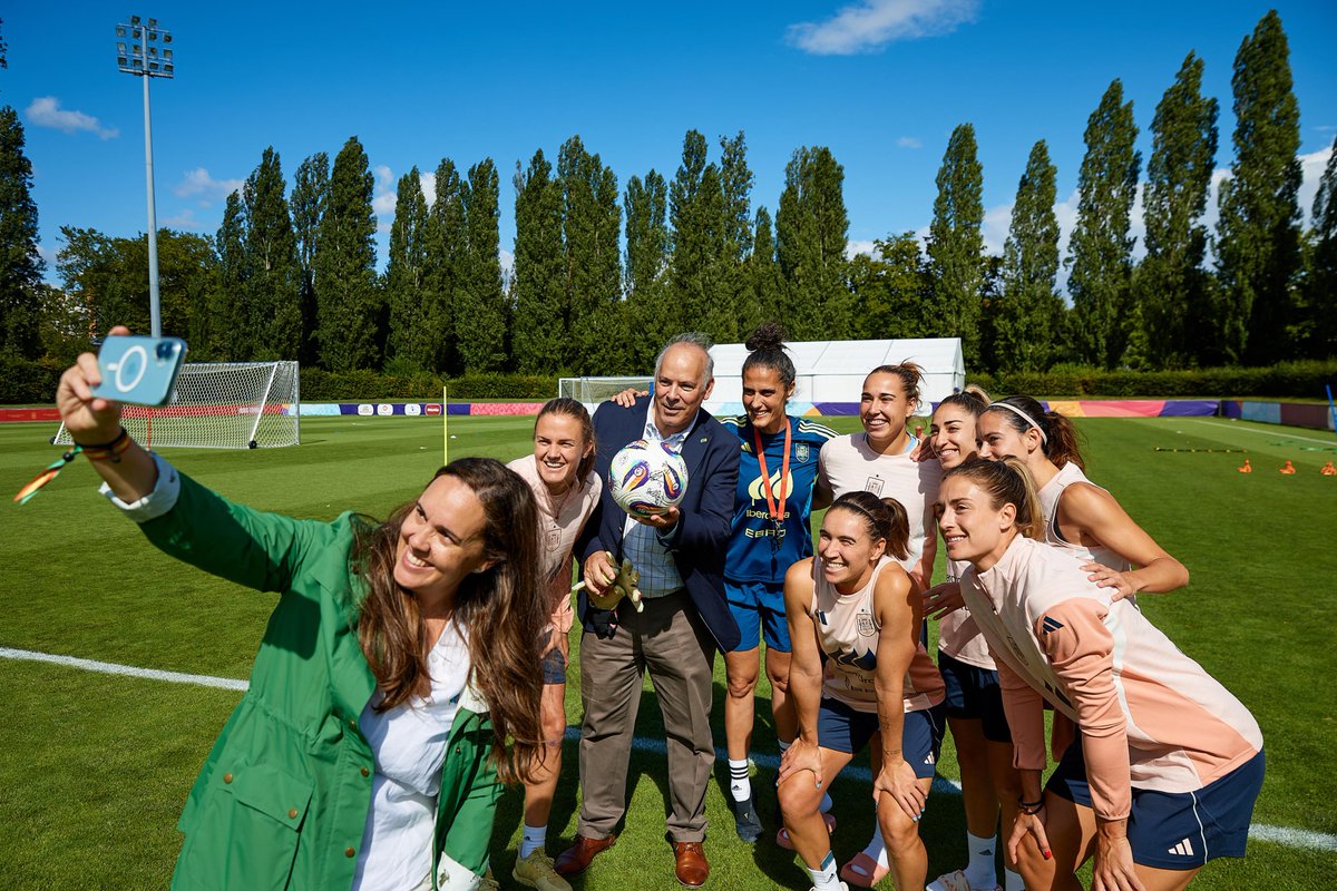 SEFutbolFem's tweet image. 🤝 ¡Visita muy especial en el J.A. Samaranch!
Mario Ruiz-Tagle, CEO de @iberdrola España, muestra su apoyo a la @sefutbolfem en su último entrenamiento en Lausanne antes de la final.
#WEURO2025 | #JugarLucharYGanar