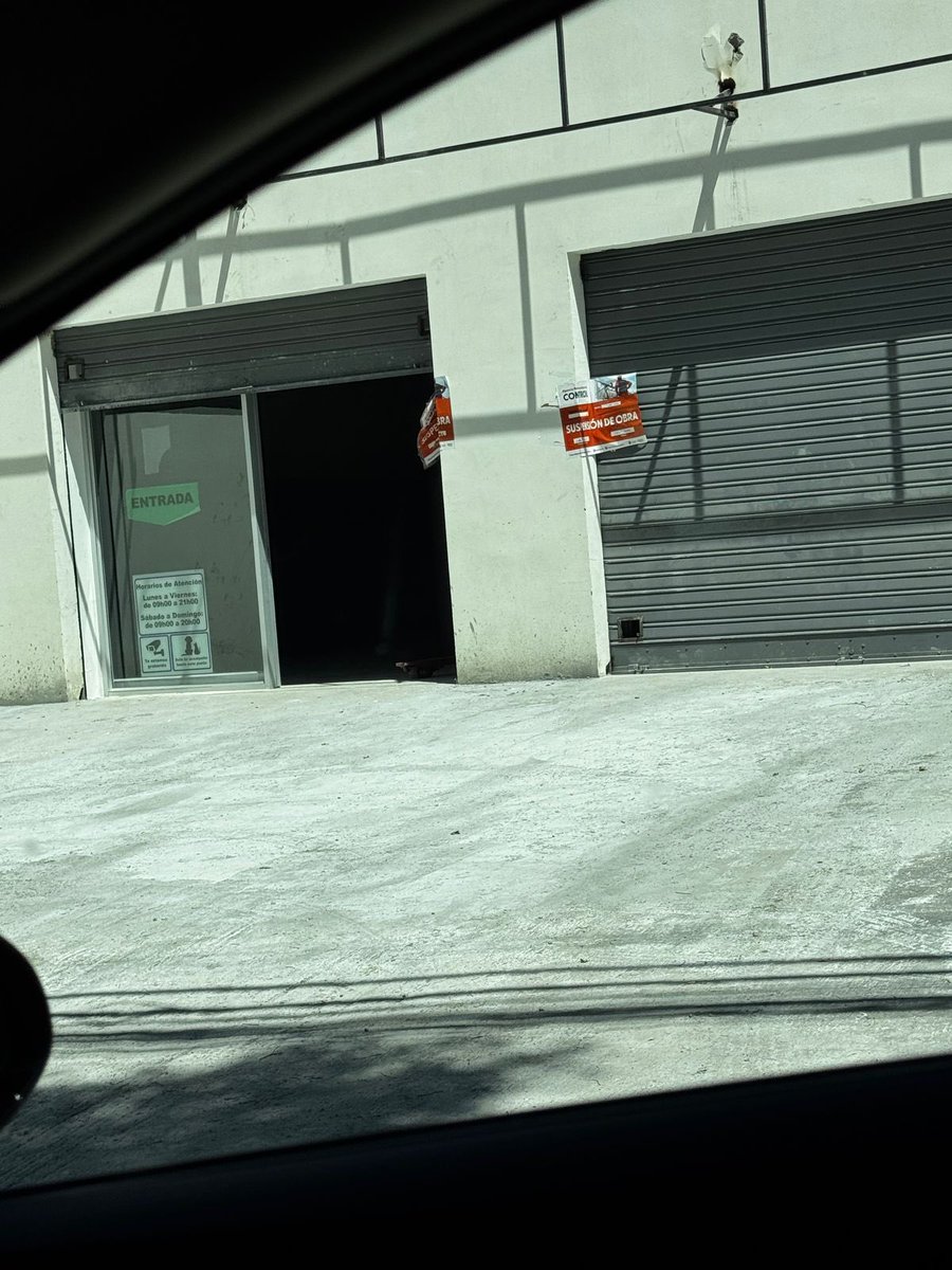 lorero1984's tweet photo. Señores @amcquito nuevamente Tuti rompe sus sellos para abrir el local que Uds suspendieron la obra.  Se burlan de su gestión y de las leyes. Los camiones se parquean en los garajes de los vecinos. Que pena no respetan ni a la comunidad que pretende venderle. https://t.co/RlAjFu7tm9