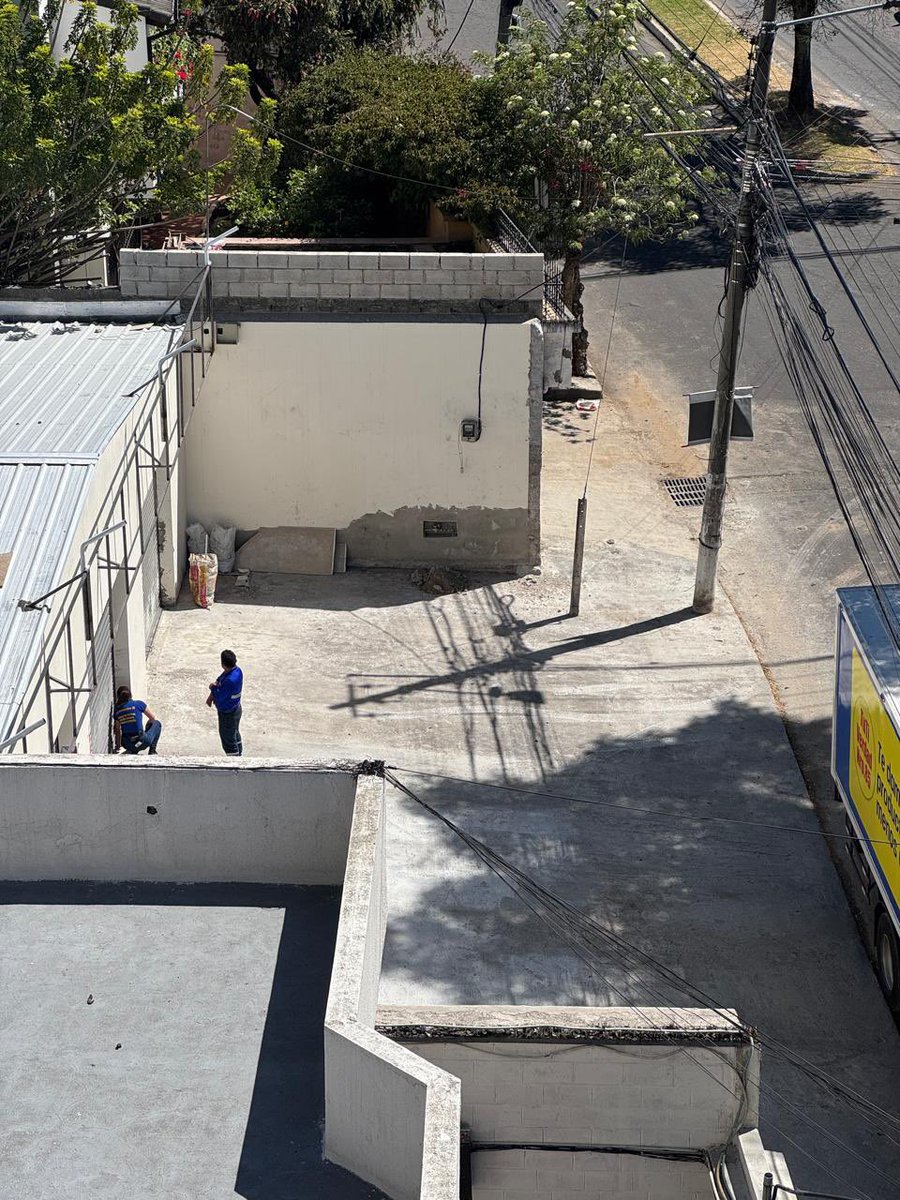lorero1984's tweet photo. Señores @amcquito nuevamente Tuti rompe sus sellos para abrir el local que Uds suspendieron la obra.  Se burlan de su gestión y de las leyes. Los camiones se parquean en los garajes de los vecinos. Que pena no respetan ni a la comunidad que pretende venderle. https://t.co/RlAjFu7tm9