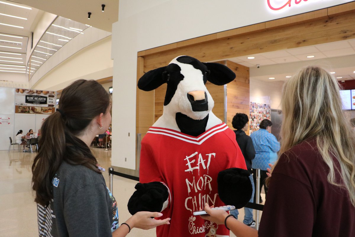 MCO's tweet image. Today we spotted a legen-dairy visitor: the @ChickfilA Cow was moo-ving through Terminal C, spreading joy and good vibes! 🐄 Looking to “Eat Mor Chikin”? Check out their convenient locations at our airport: bit.ly/40D5NRk