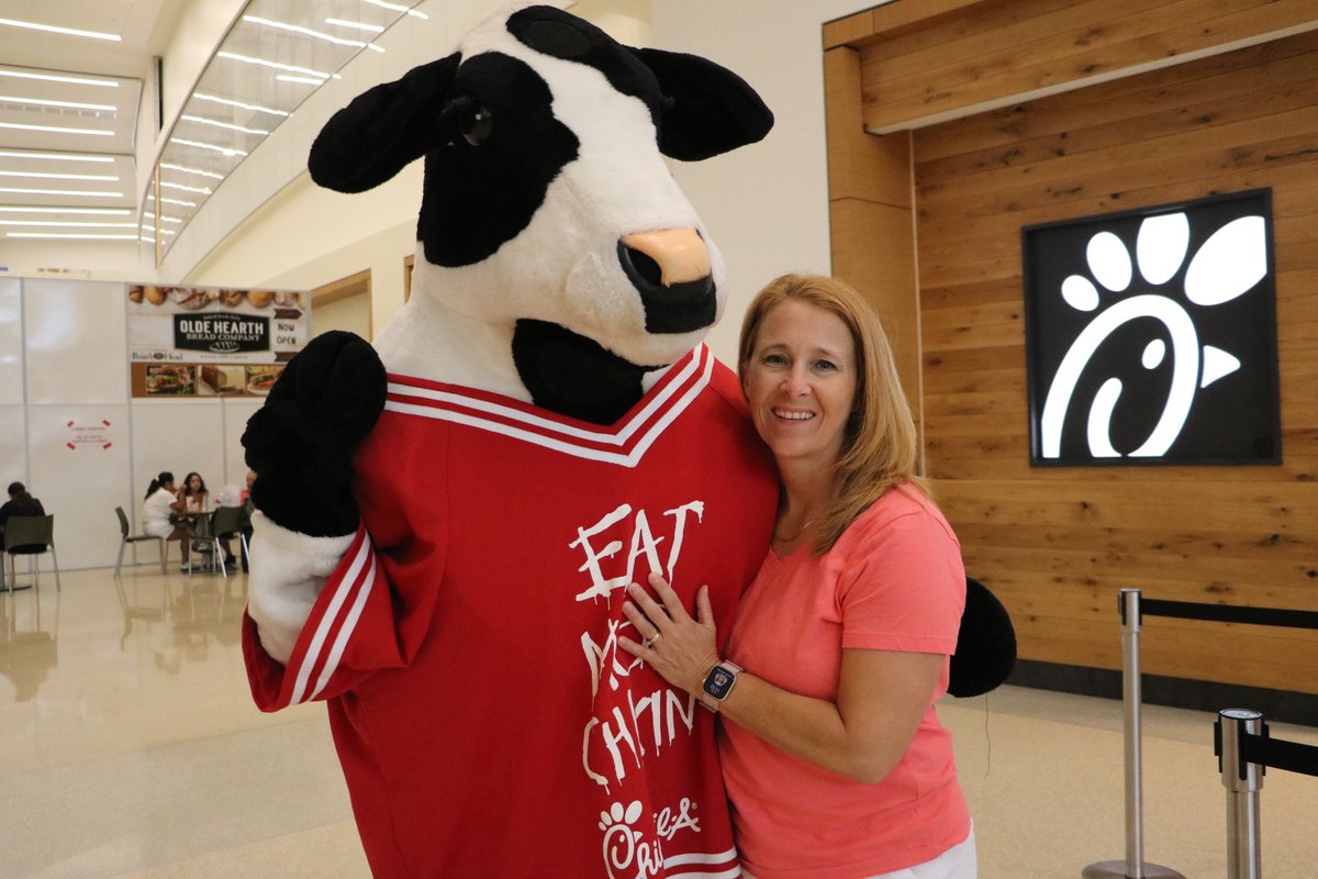 MCO's tweet image. Today we spotted a legen-dairy visitor: the @ChickfilA Cow was moo-ving through Terminal C, spreading joy and good vibes! 🐄 Looking to “Eat Mor Chikin”? Check out their convenient locations at our airport: bit.ly/40D5NRk