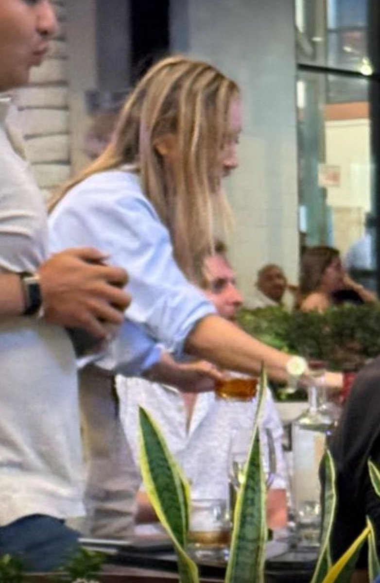 pelasables's tweet image. Borrachota, con whiskey en mano, jugando beerpong y reunida con supuestos financistas!! Dicen que quieren la Prefectura del Guayas que lo de la alcaldía es amague.