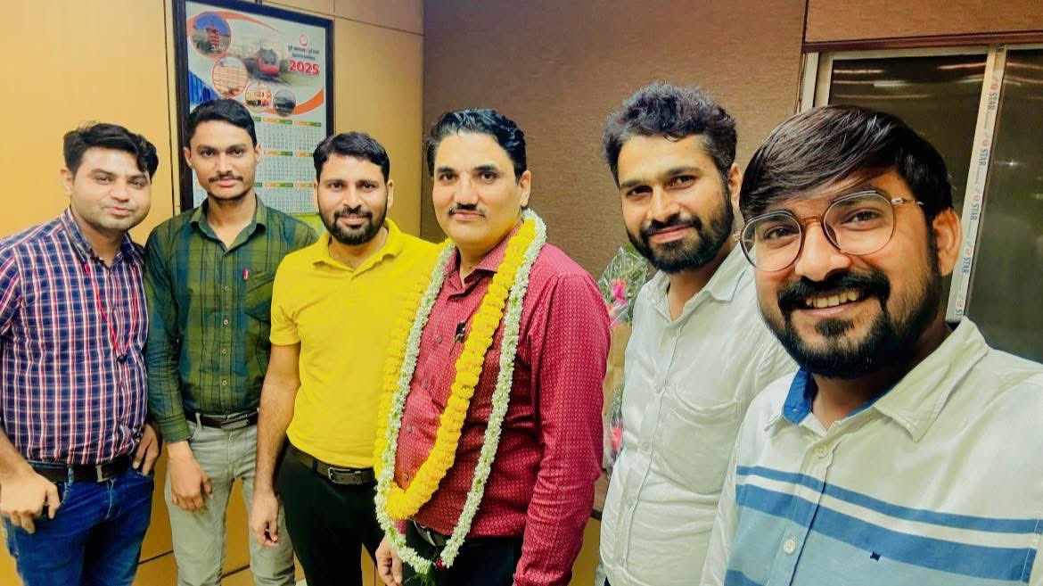 बेहद ही सरल खुश मिजाज हंसमुख श्री ओम प्रकाश मीना (IRSE) सर को मदुरई डिविजन के DRM बनने पर फेयरवेल पार्टी की 
बहुत बहुत बधाई हो सर आप ऐसे ही नई नई बुलंदिया हासिल करते रहे 😍💐🙏🙏