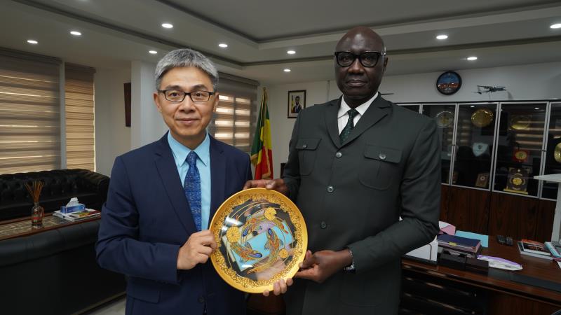 J'ai eu l'honneur de rendre visite au Général Birame Diop, Ministre des Forces armées du Sénégal. Nous avons eu des échanges sur la manière de relever ensemble les défis en matière de sécurité et de promouvoir la coopération Sud-Sud.