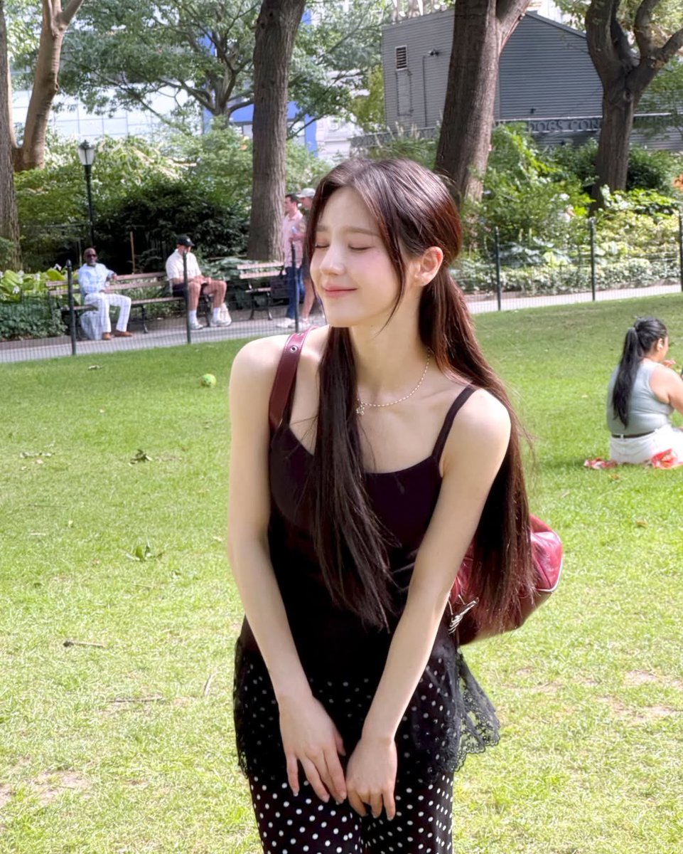 hleeki's tweet photo. I caught myself smiling at nothing and everything—smile at the way my hair swayed like it knew the rhythm of the wind. It felt like being wrapped in a soft summer poem, one written in sunlight and laughter and the kind of stillness that lingers in your chest. 🍃 https://t.co/vrrHWIlok8