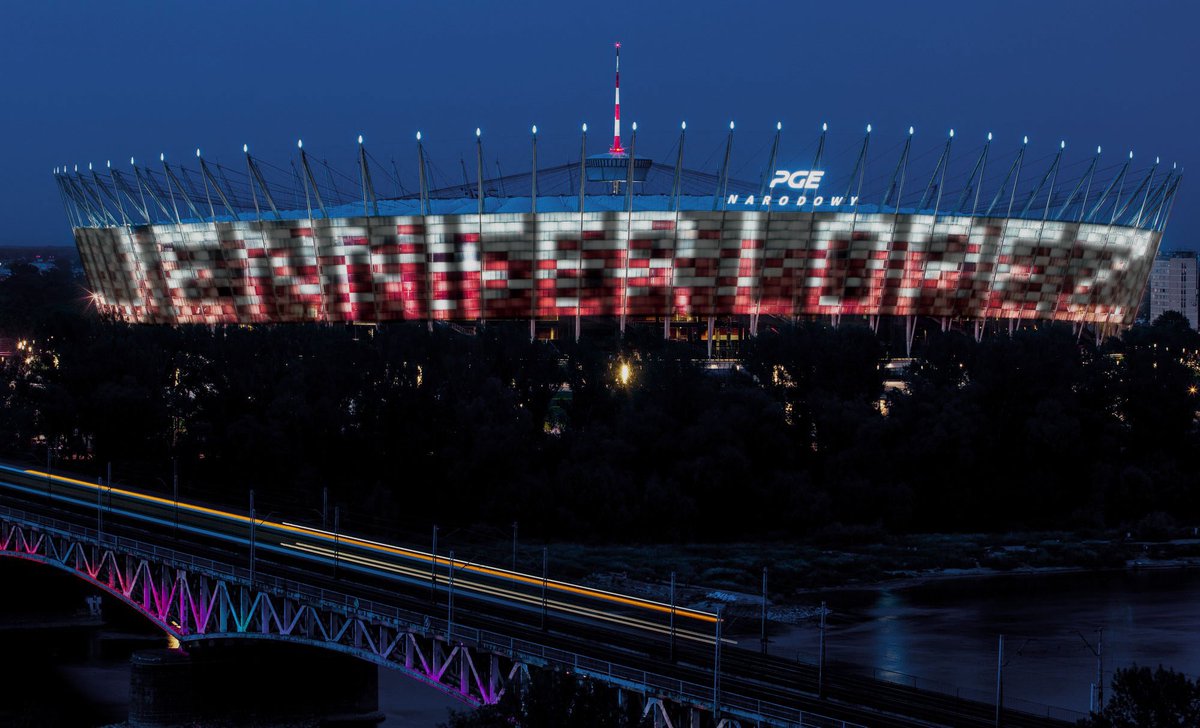 be4ghoststory's tweet photo. Jennifer Lopez made history as the FIRST Latin artist to sell out the PGE Narodowy National Stadium in Warsaw, Poland (5th female artist after Madonna, Beyoncé, P!NK and Taylor Swift). 72,000 people will attend her show tonight, making it one of the biggest in Poland's history! https://t.co/YVYUv1t7ta